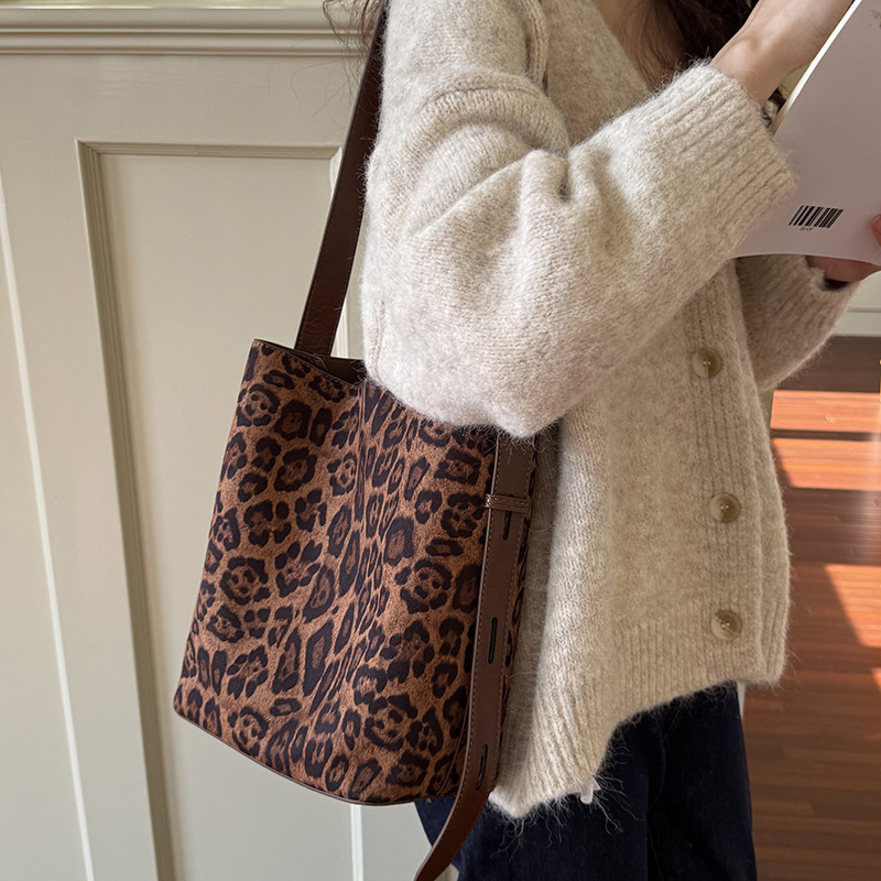 Сумка из искусственной замши I – обзор и цена Bucket Bag Suede