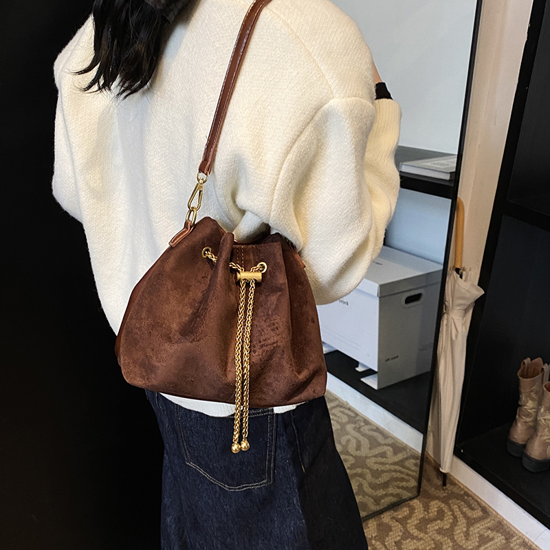Модные женские сумки-кроссбоди – обзор и цена Bucket Bag Suede